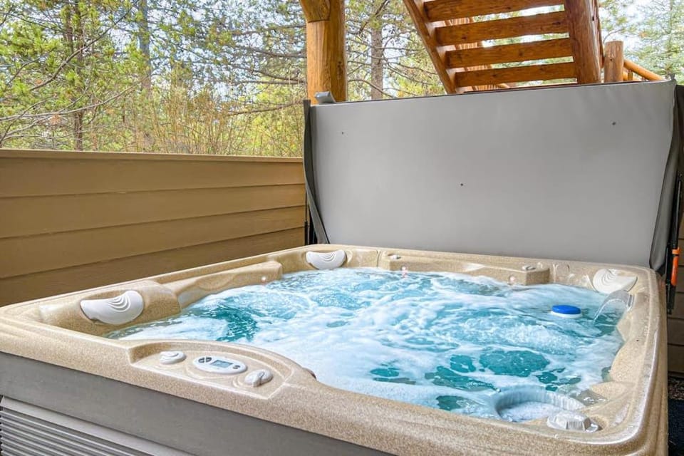 Comfortable home with SHARC passes private hot tub balcony & pickleball House in Sunriver