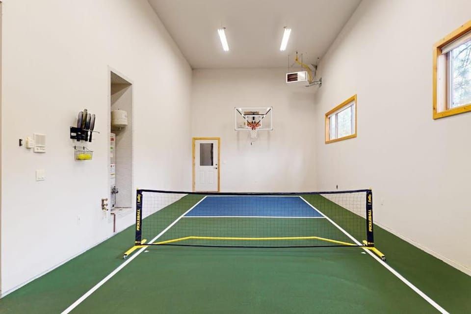 Comfortable home with SHARC passes private hot tub balcony & pickleball House in Sunriver
