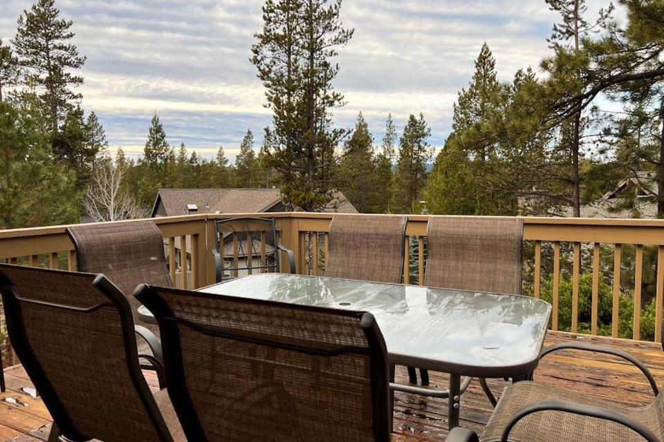 Inviting house with hot tub game tables bikes & partial mountain view House in Sunriver