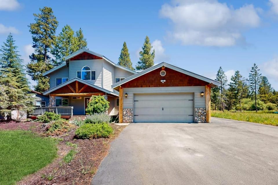 Riverfront home close to Mt Bachelor with a private hot tub and dock House in Three Rivers
