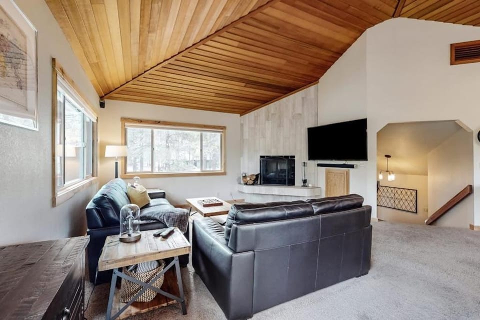 Sunriver Resort home with 8 SHARC passes fireplace balcony W&D House in Sunriver