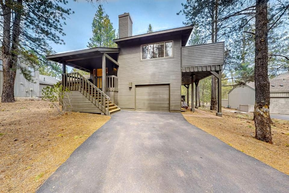 Sunriver Resort home with 8 SHARC passes fireplace balcony W&D House in Sunriver