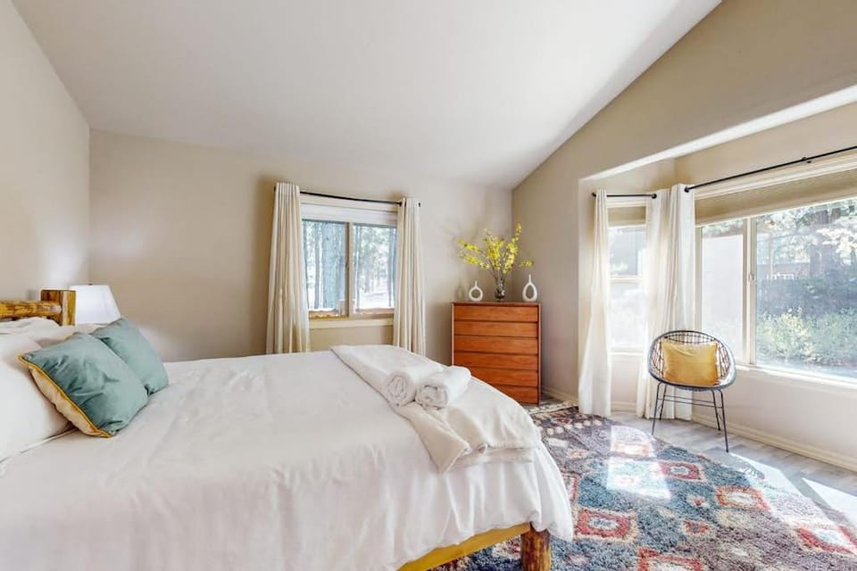 Charming home in wooded setting with deck BBQ grill WiFi and fireplace House in Three Rivers