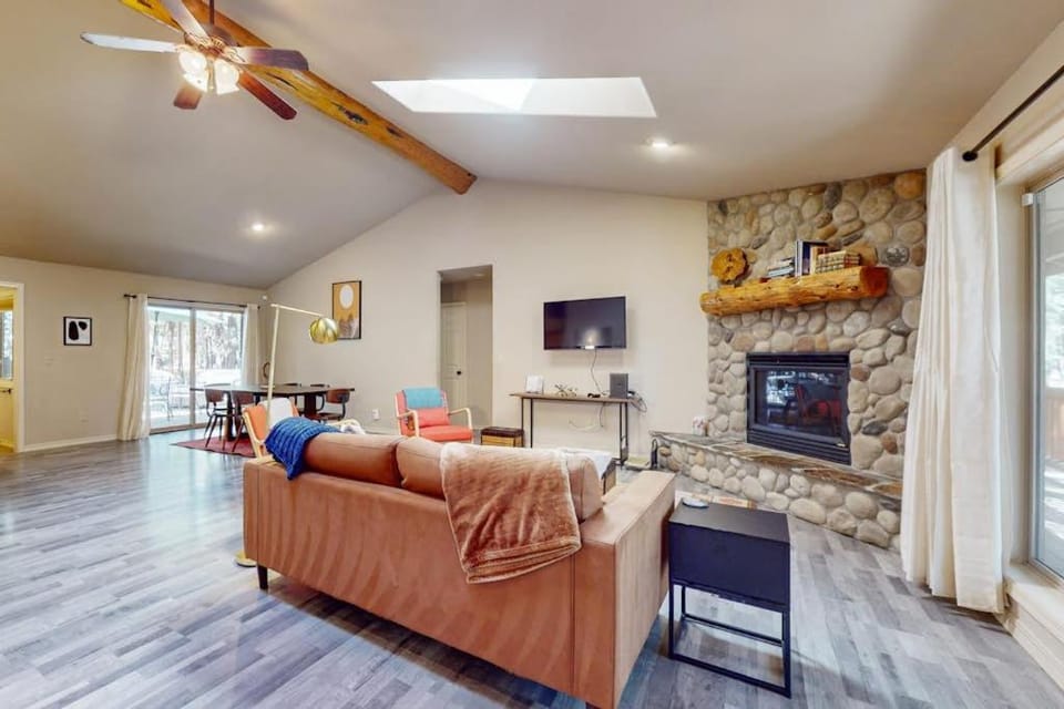 Charming home in wooded setting with deck BBQ grill WiFi and fireplace House in Three Rivers