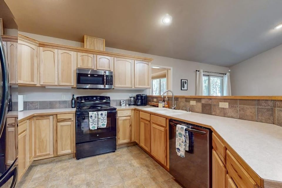 Charming home in wooded setting with deck BBQ grill WiFi and fireplace House in Three Rivers