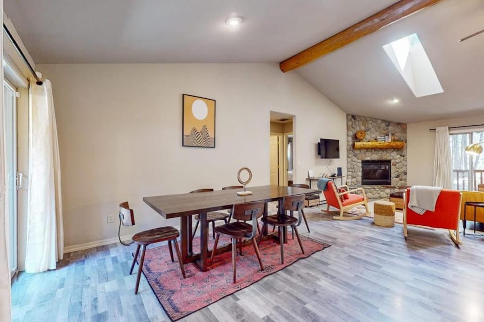 Charming home in wooded setting with deck BBQ grill WiFi and fireplace House in Three Rivers