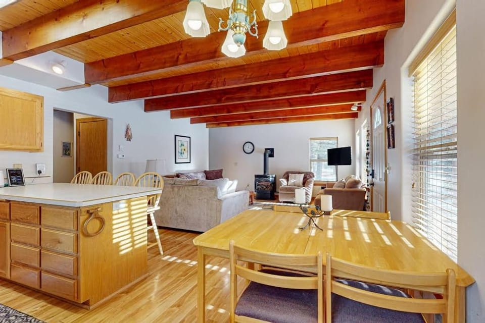 Family-friendly home with WiFi BBQ grill washer&dryer golf nearby House in Oregon