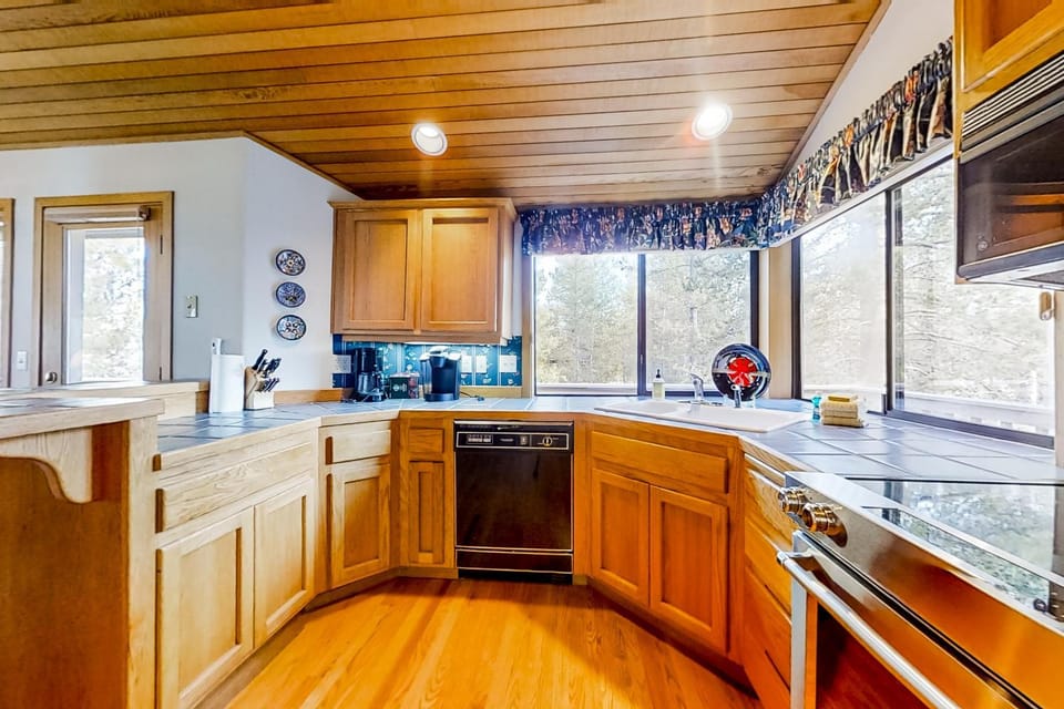Spacious home with a deck, fireplace & W&D House in Sunriver
