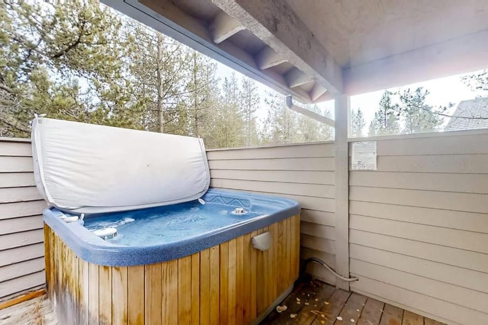 Spacious home with private hot tub deck fireplace & W&D House in Sunriver