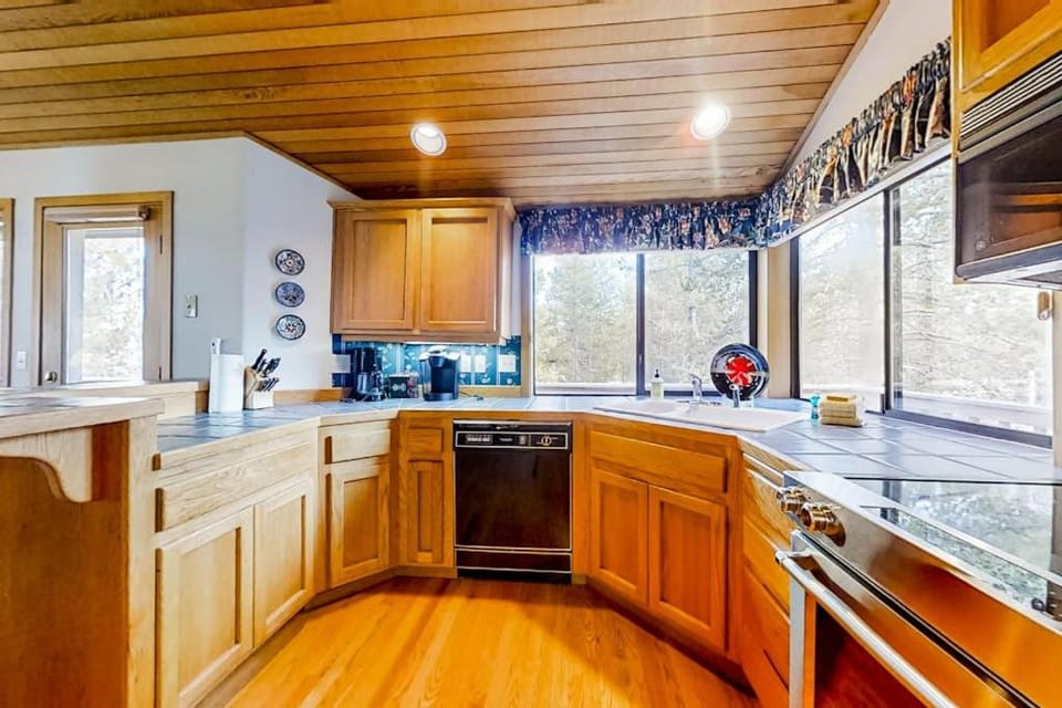 Spacious home with private hot tub deck fireplace & W&D House in Sunriver