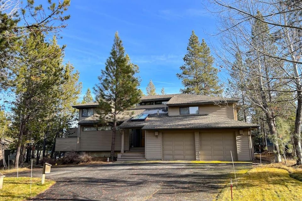 Spacious home with private hot tub deck fireplace & W&D House in Sunriver