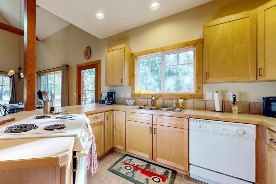 Adventure Awaits Relaxation Ensues in the heart of Sunriver House in Three Rivers
