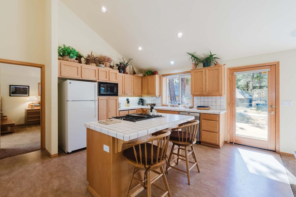 Cozy home near SHARC has AC with a large deck and gas grill House in Sunriver