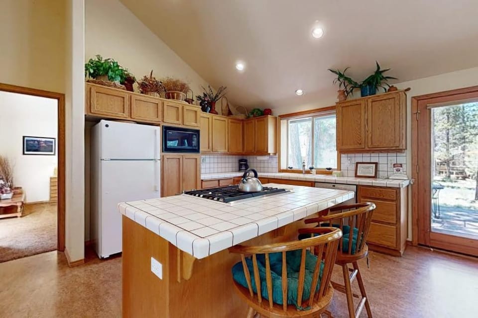 Cozy home near SHARC has AC with a large deck and gas grill House in Sunriver