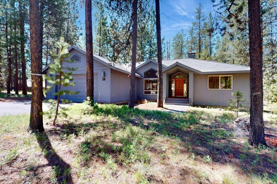 Cozy home near SHARC has AC with a large deck and gas grill House in Sunriver