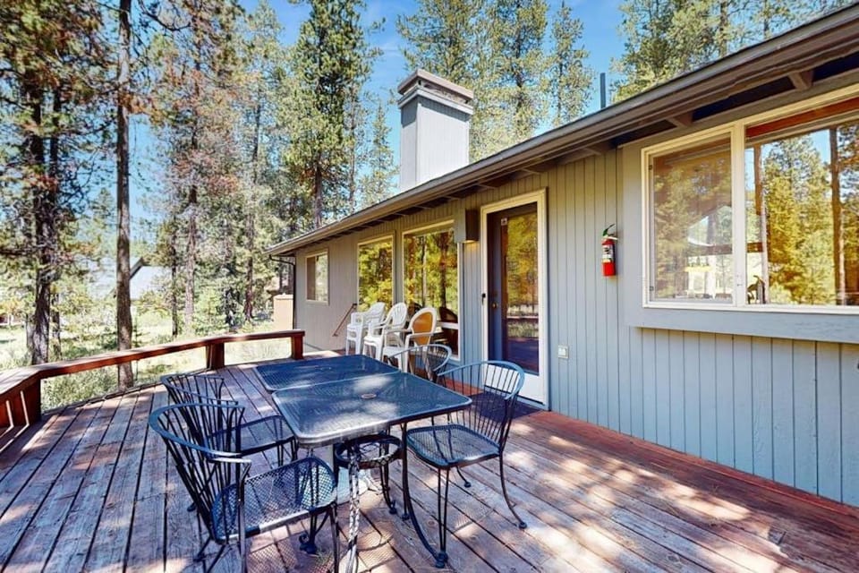 Cozy home near SHARC has AC with a large deck and gas grill House in Sunriver