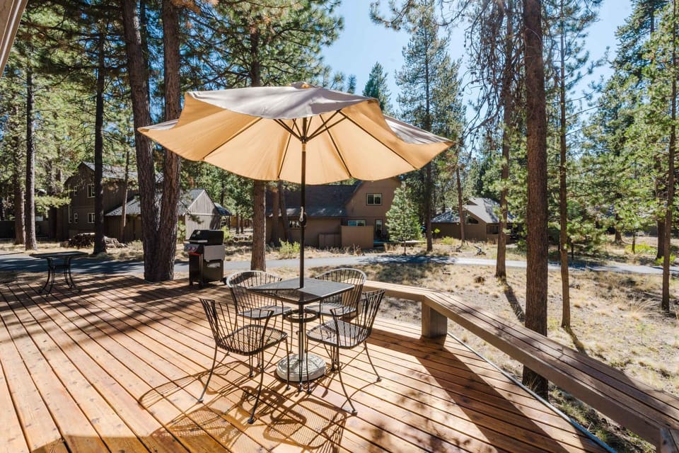 Cozy home near SHARC has AC with a large deck and gas grill House in Sunriver