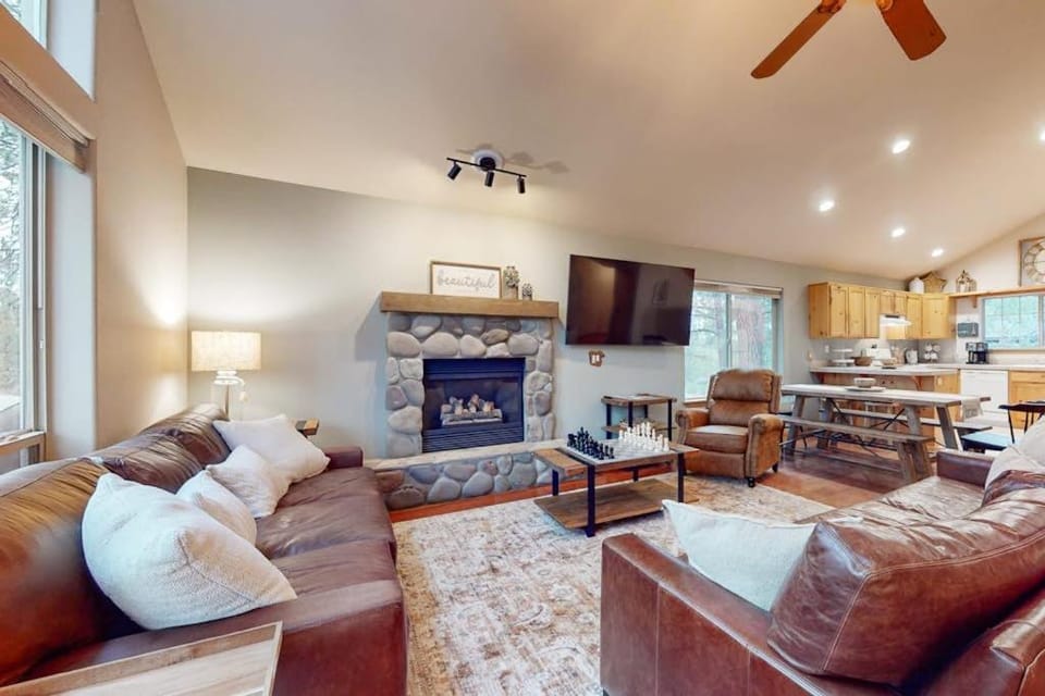 Gorgeous home with private hot tub SHARC passes bikes WiFi streaming House in Sunriver