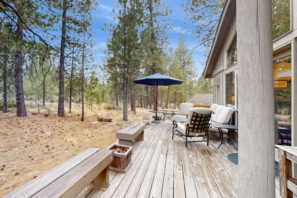 Gorgeous home with private hot tub SHARC passes bikes WiFi streaming House in Sunriver