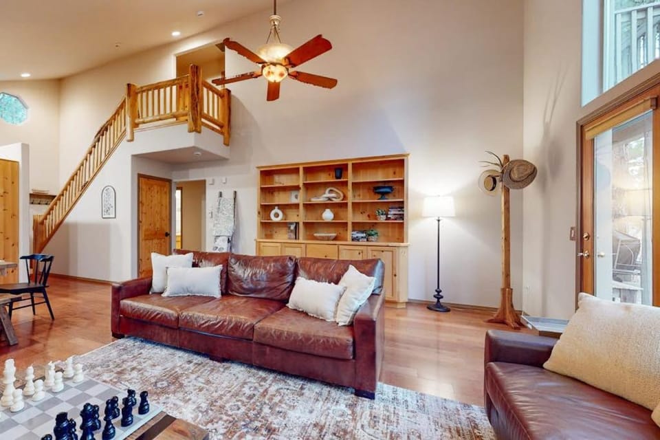 Gorgeous home with private hot tub SHARC passes bikes WiFi streaming House in Sunriver