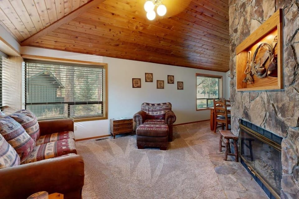 Charming home with private hot tub SHARC amenity passes patio WiFi House in Sunriver