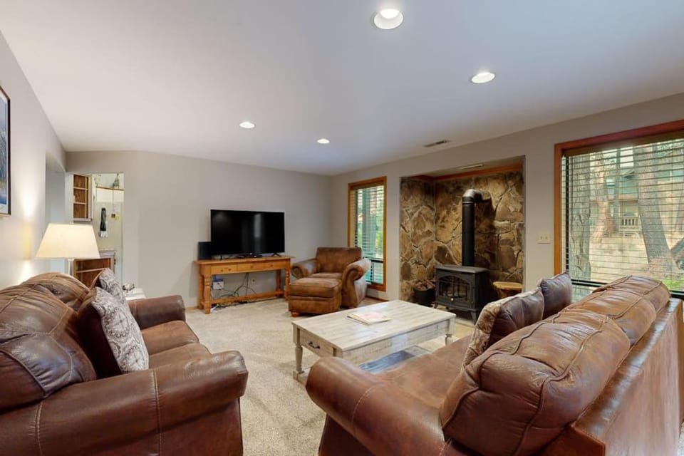 Charming home with private hot tub SHARC amenity passes patio WiFi House in Sunriver