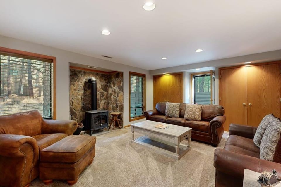 Charming home with private hot tub SHARC amenity passes patio WiFi House in Sunriver