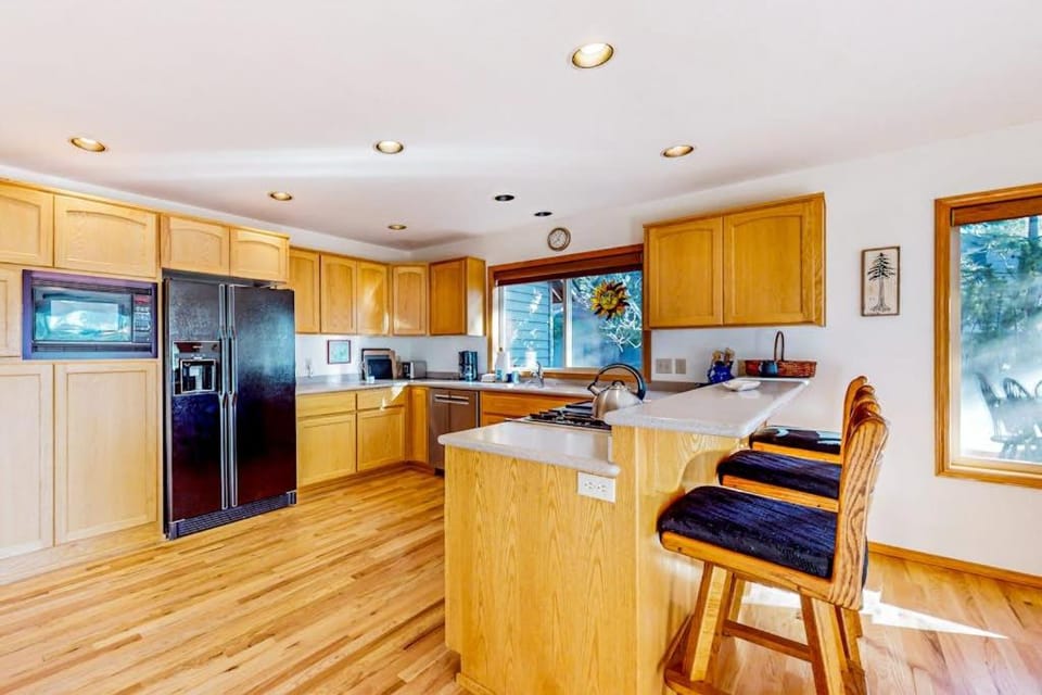 Spacious home with fireplace private hot tub AC & SHARC passes House in Sunriver