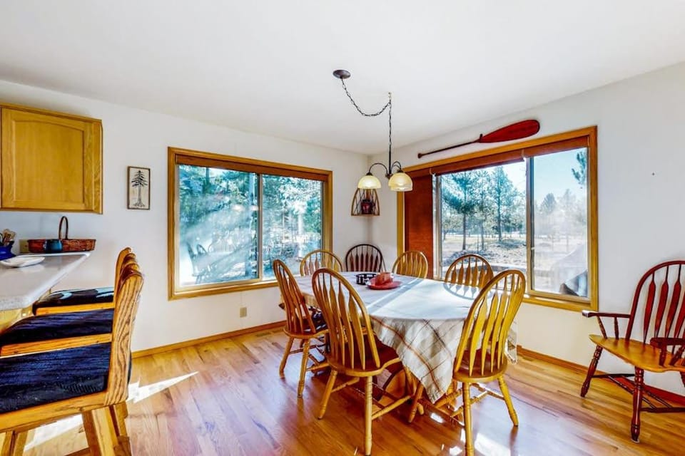 Spacious home with fireplace private hot tub AC & SHARC passes House in Sunriver