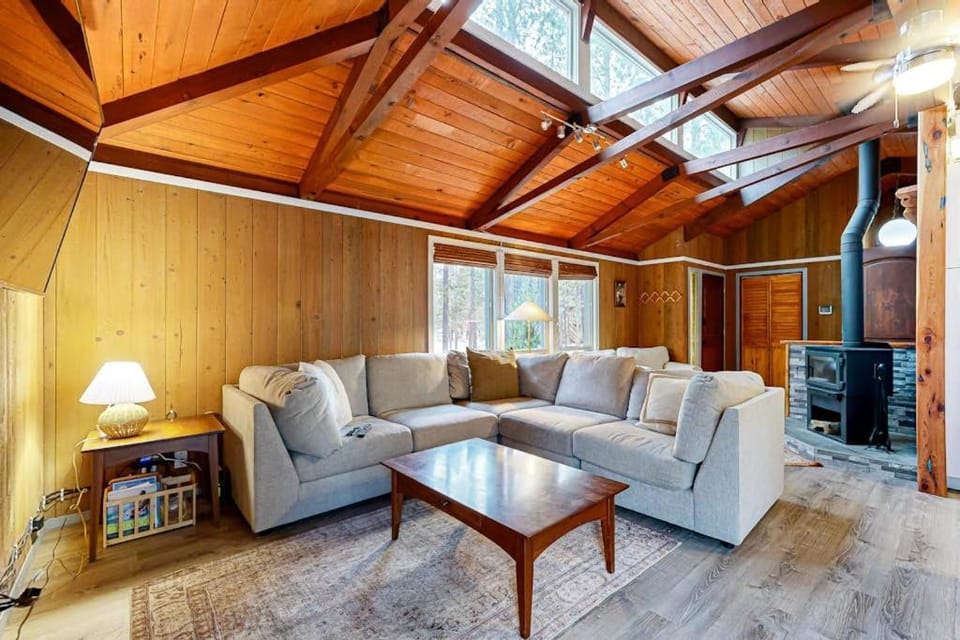 Charming cabin with SHARC amenity passes WiFi streaming private hot-tub Cabin in Sunriver