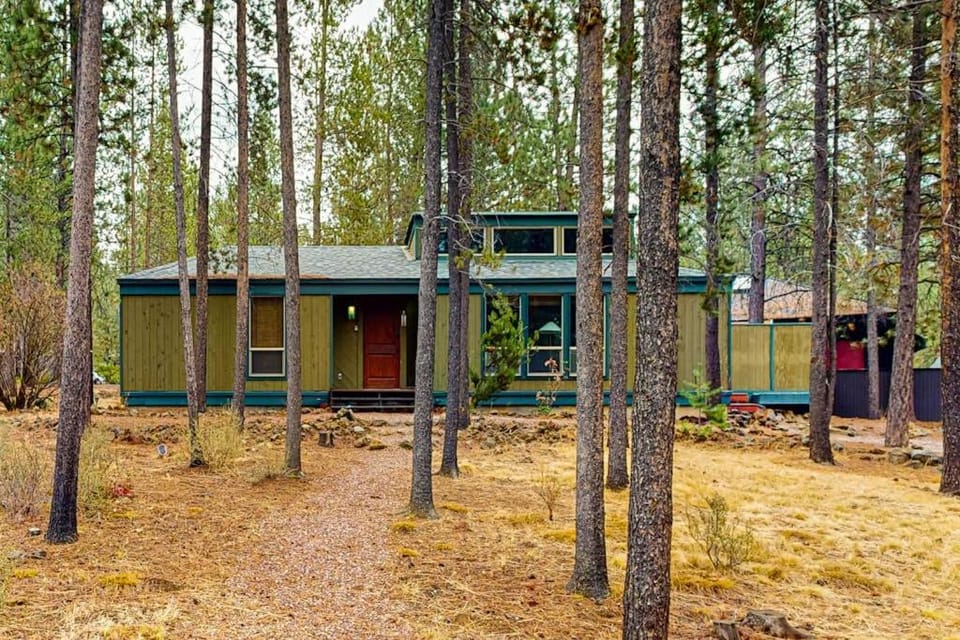 Charming cabin with SHARC amenity passes WiFi streaming private hot-tub Cabin in Sunriver