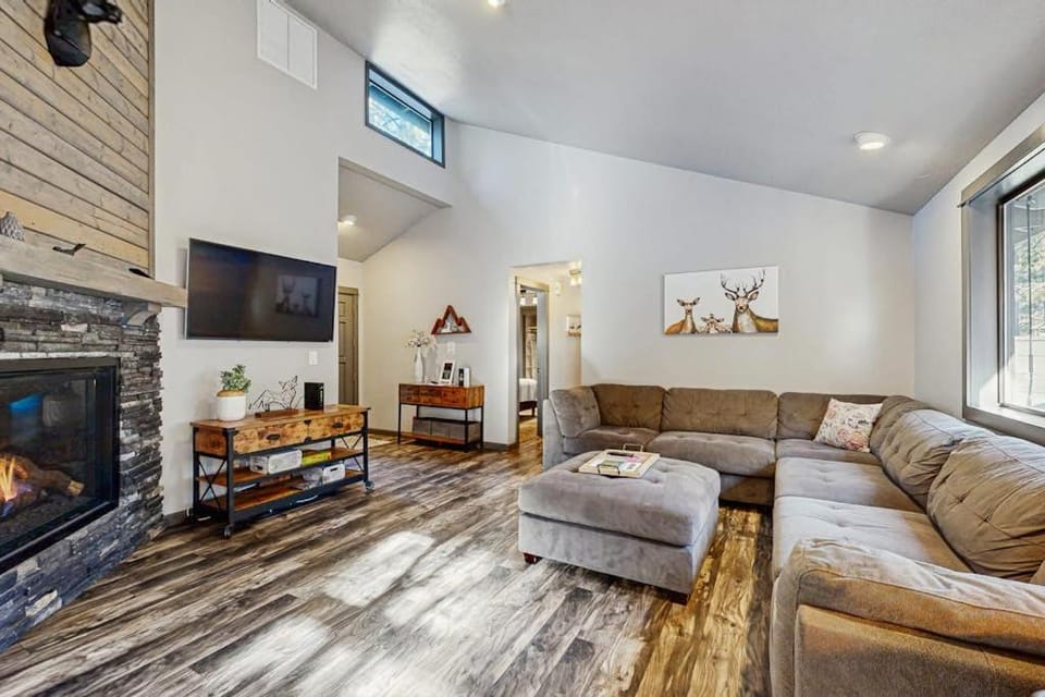 Beautiful updated home SHARC passes included with bikes hot tub central AC House in Sunriver