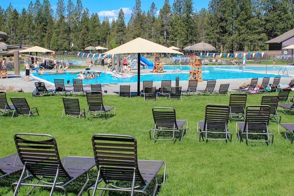 Beautiful updated home SHARC passes included with bikes hot tub central AC House in Sunriver