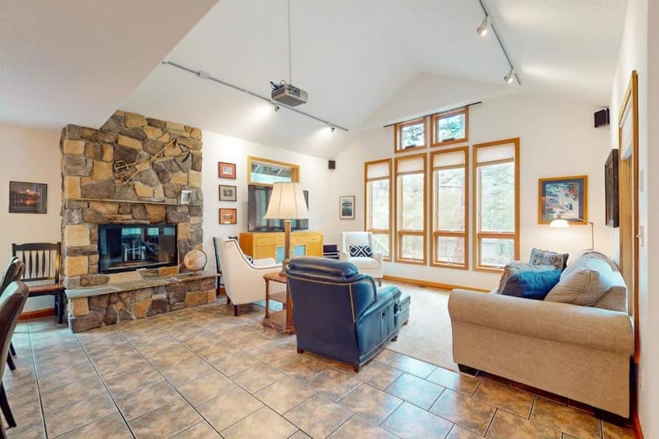 Lovely and spacious family-friendly home with SHARC passes & private hot tub House in Sunriver