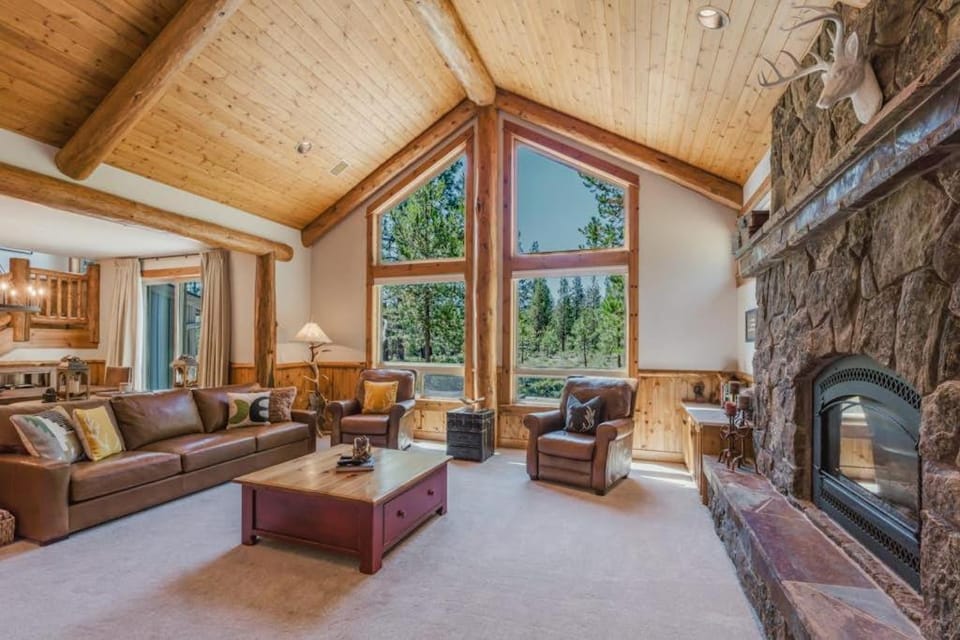 5 bedroom home with private hot tub shared pool and gourmet kitchen House in Sunriver