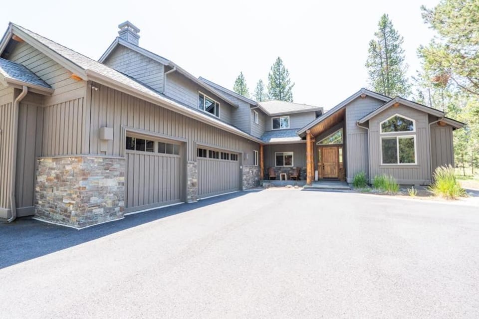 5 bedroom home with private hot tub shared pool and gourmet kitchen House in Sunriver