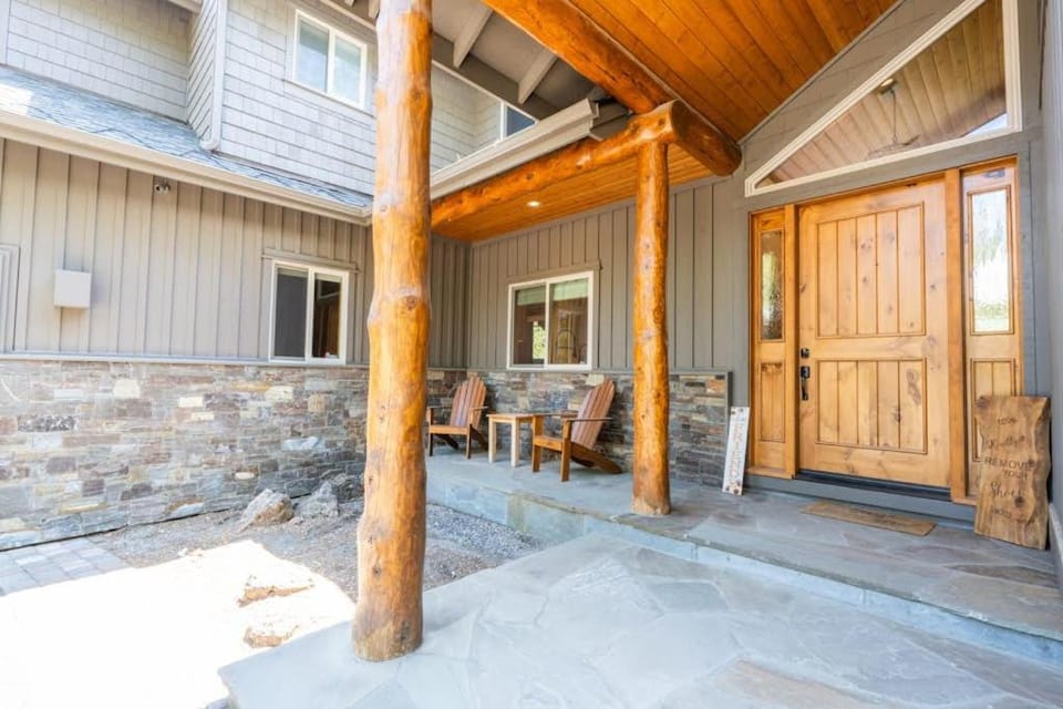 5 bedroom home with private hot tub shared pool and gourmet kitchen House in Sunriver