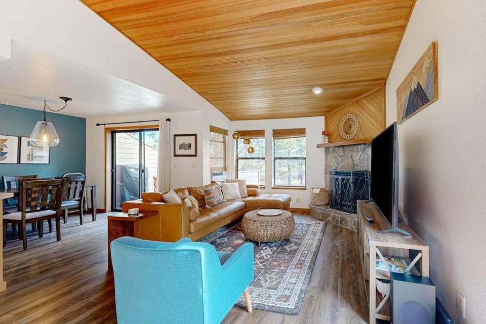Beautiful dog-friendly condo with SHARC amenities close to golf course House in Sunriver