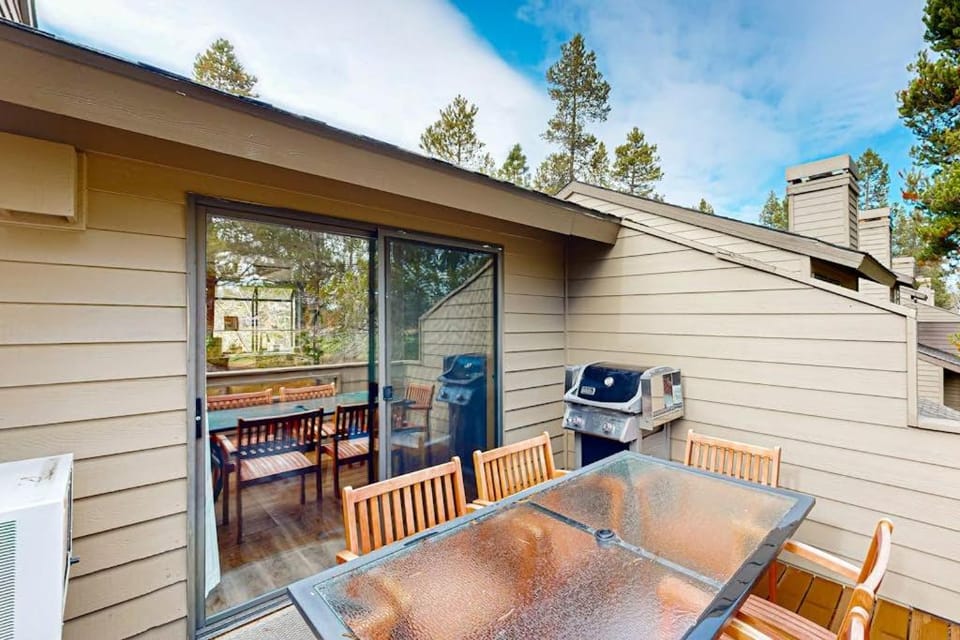 Beautiful dog-friendly condo with SHARC amenities close to golf course House in Sunriver