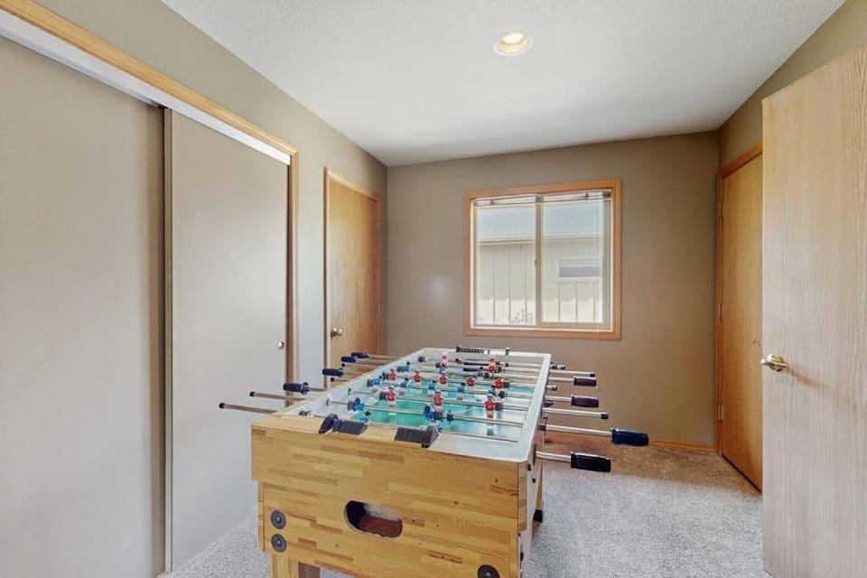 Warm and roomy dog-friendly retreat with a private hot tub shared pool & tennis House in Sunriver