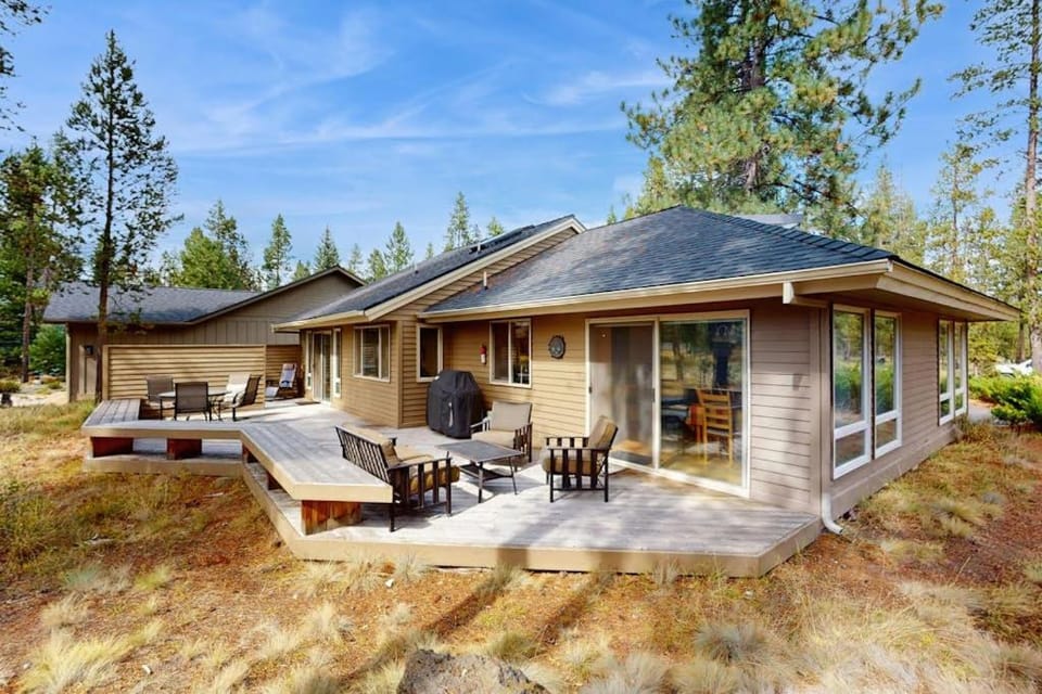 Warm and roomy dog-friendly retreat with a private hot tub shared pool & tennis House in Sunriver