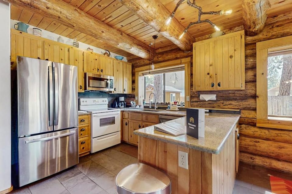 Cozy log cabin with wrap-around porch Hot tub Loft space Washer & Dryer Cabin in Three Rivers