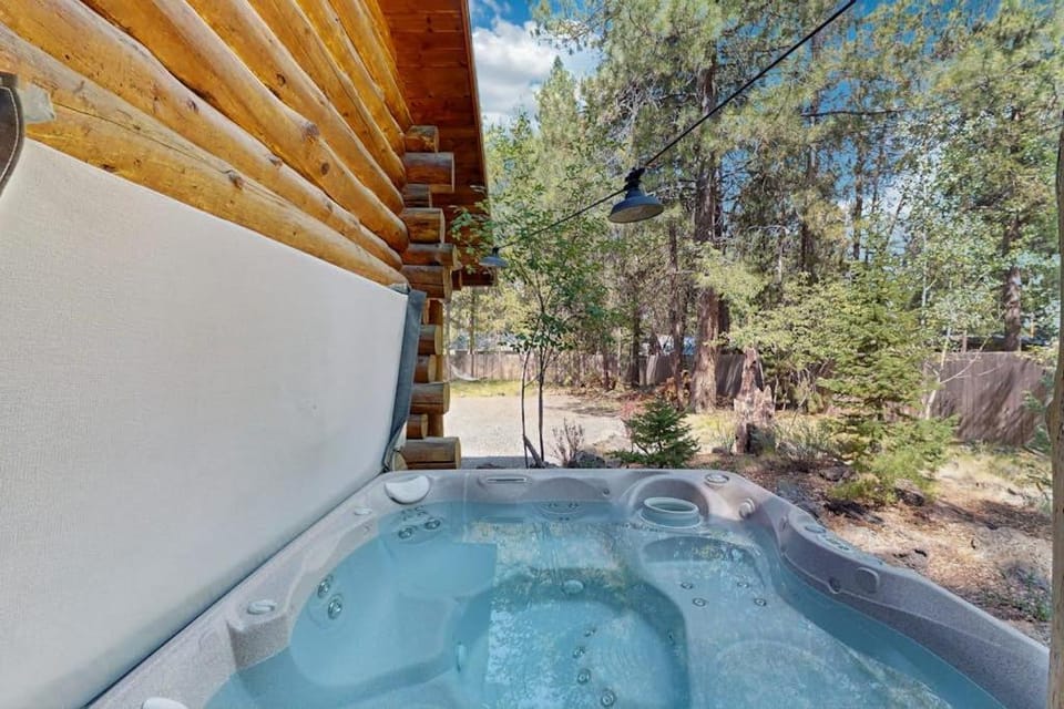 Cozy log cabin with wrap-around porch Hot tub Loft space Washer & Dryer Cabin in Three Rivers