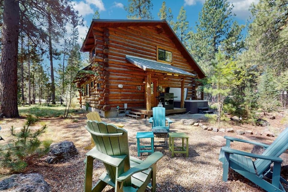 Cozy log cabin with wrap-around porch Hot tub Loft space Washer & Dryer Cabin in Three Rivers