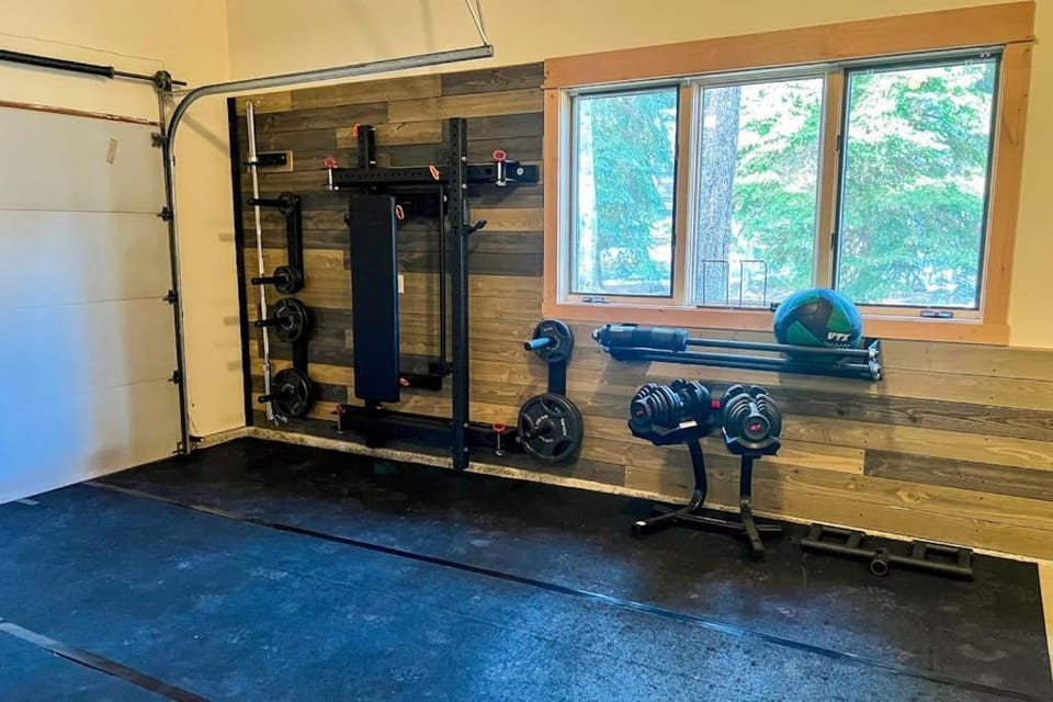 Spacious family friendly home gym in garage W&D WIFI - SHARC resort amenities House in Sunriver