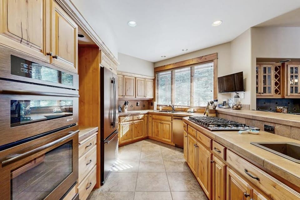 Spacious family friendly home gym in garage W&D WIFI - SHARC resort amenities House in Sunriver