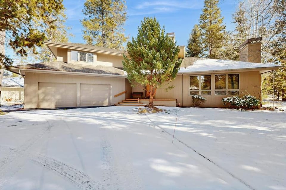 Spacious family friendly home gym in garage W&D WIFI - SHARC resort amenities House in Sunriver