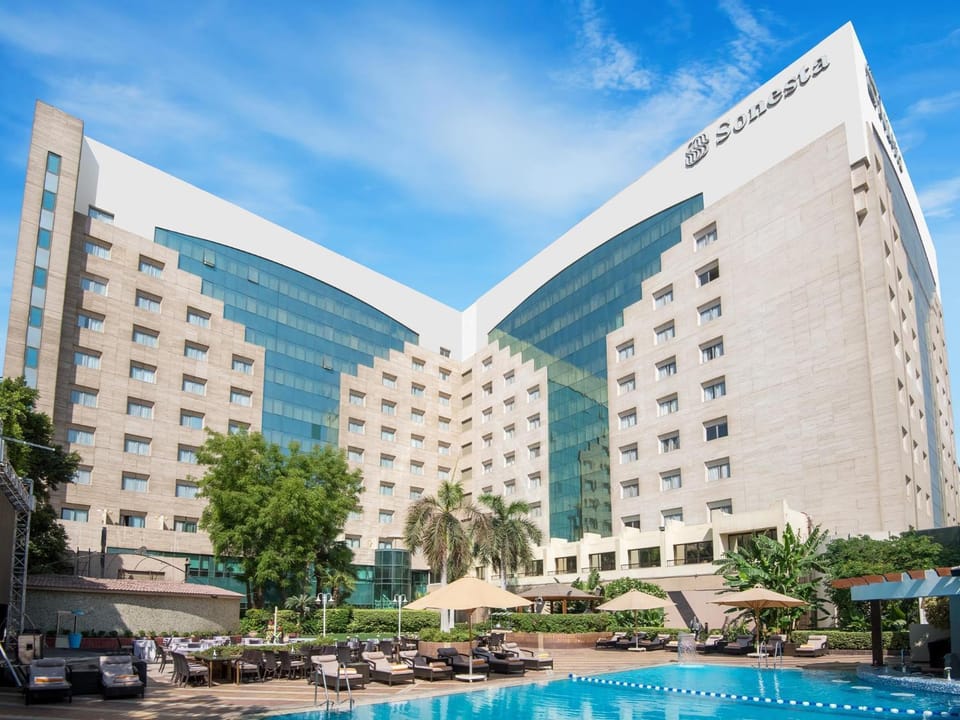 Property building, Day, Pool view, Swimming pool, Swimming pool, Location, Parking, sunbed