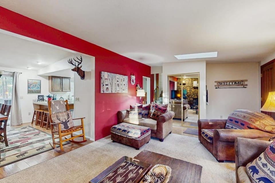 Family friendly home with private hot tub pool table ping pong & SHARC amenities House in Sunriver