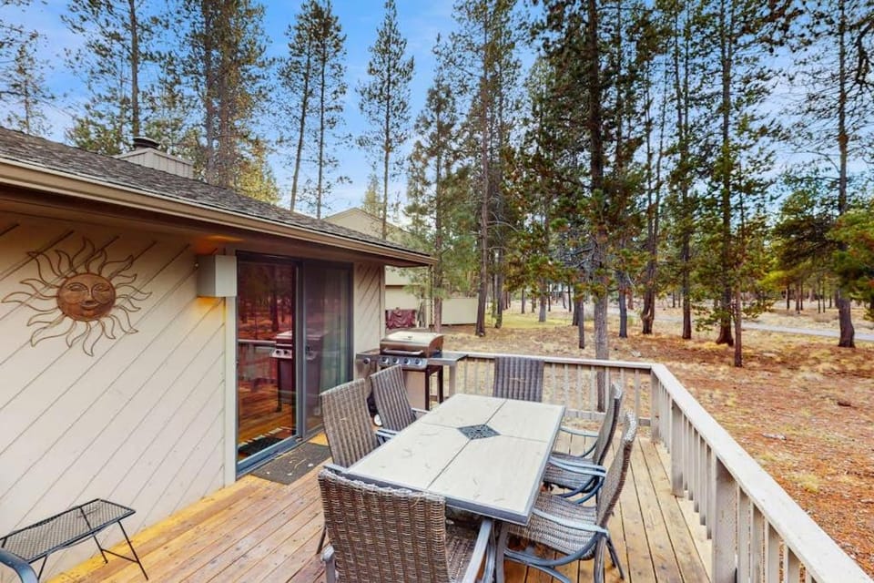 Family friendly home with private hot tub pool table ping pong & SHARC amenities House in Sunriver